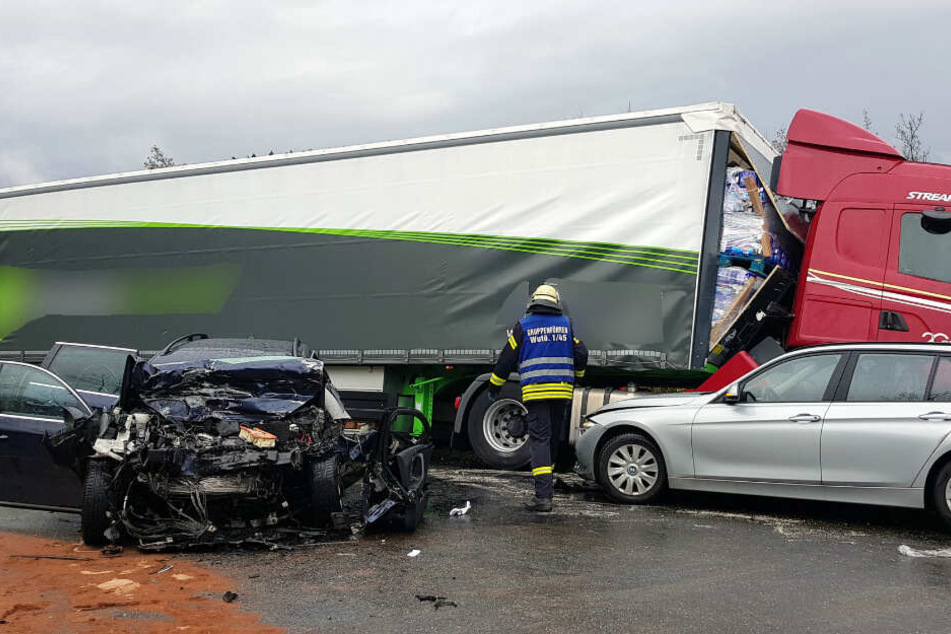 Links der Wagen der Frau, die verstarb. Rechts ist der BMW zu sehen, dessen Fahrer glücklicherweise nur leichte Verletzungen hat.