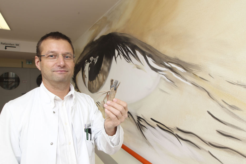 Dr. med. Dirk Ehrich - Chefarzt Augenheilkunde, er fand diesen Böller mit einer Kunststoffröhre vorm Klinikum.