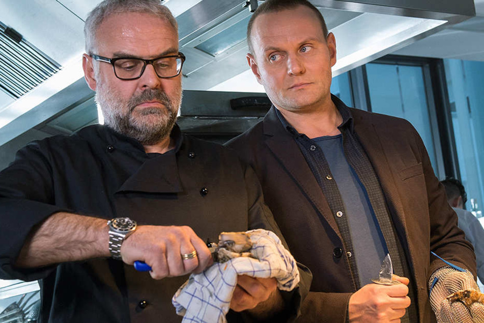 Kommen sich beim Austernessen näher: Kommissar Stellbrink (Devid Striesow, 43, r.) und Sternekoch Carlinó
(Jophi Ries, 57).