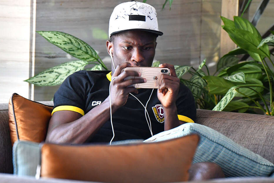 Moussa Koné tippte fleißig auf seinem Handy rum - auch ein Zeitvertreib.