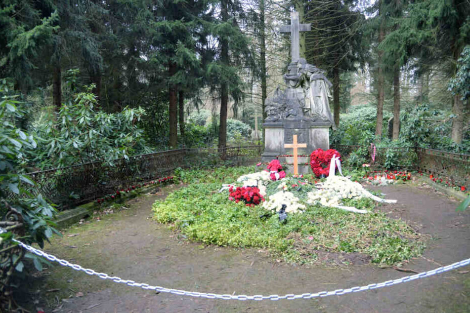 Das Grab von Jan Fedder auf dem Ohlsdorfer Friedhof ist mit einer Kette abgesperrt.