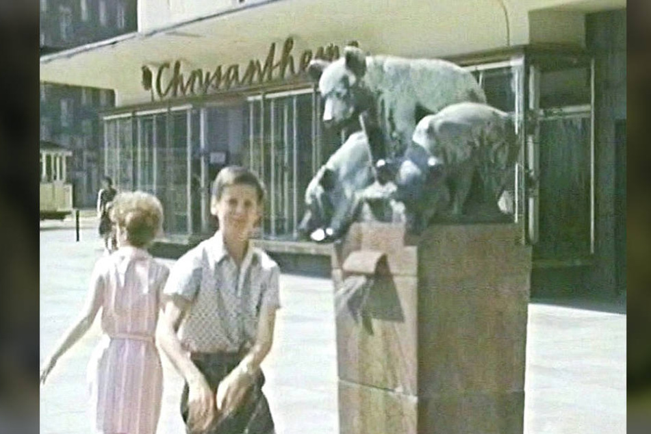 Der Bärenbrunnen stand einst an der Königstraße/Ecke Brückenstraße, zuletzt
vor dem Sporthaus an der Theaterstraße.