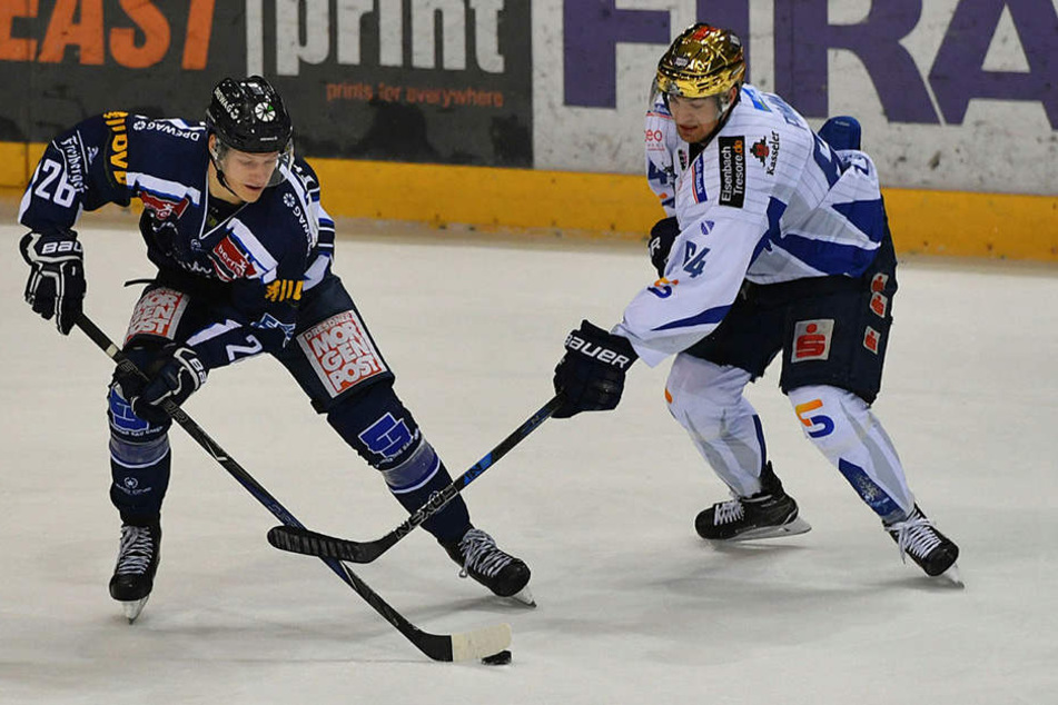 Eislöwen-Stürmer Dominik Grafenthin (l.) weiß wie er mit dem Puck an der Kelle arbeiten muss. In Kassel sorgte er gestern für die zwischenzeitliche 2:1-Führung, nachdem er hellwach die Scheibe über die Linie schubste.