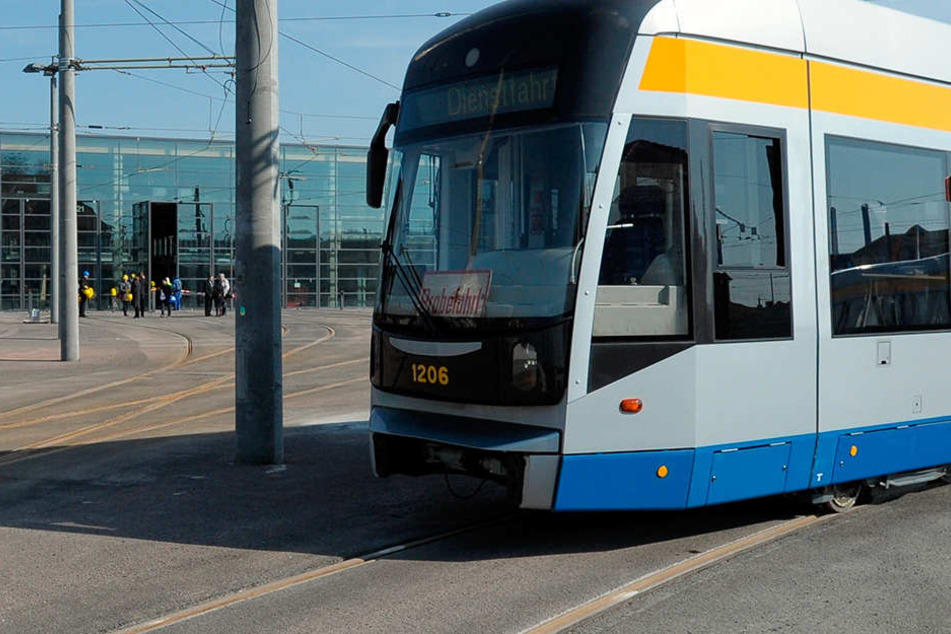 Die beiden Jungs sprangen auf eine Straßenbahn in Leipzig auf.