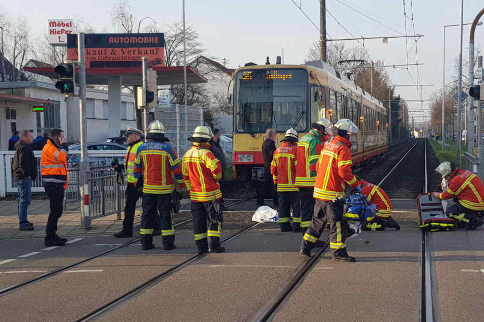 Rettungskräfte an der Unfallstelle in Knielingen.