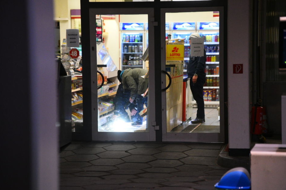 Mit einem Messer soll der Täter den Angestellten bedroht haben.