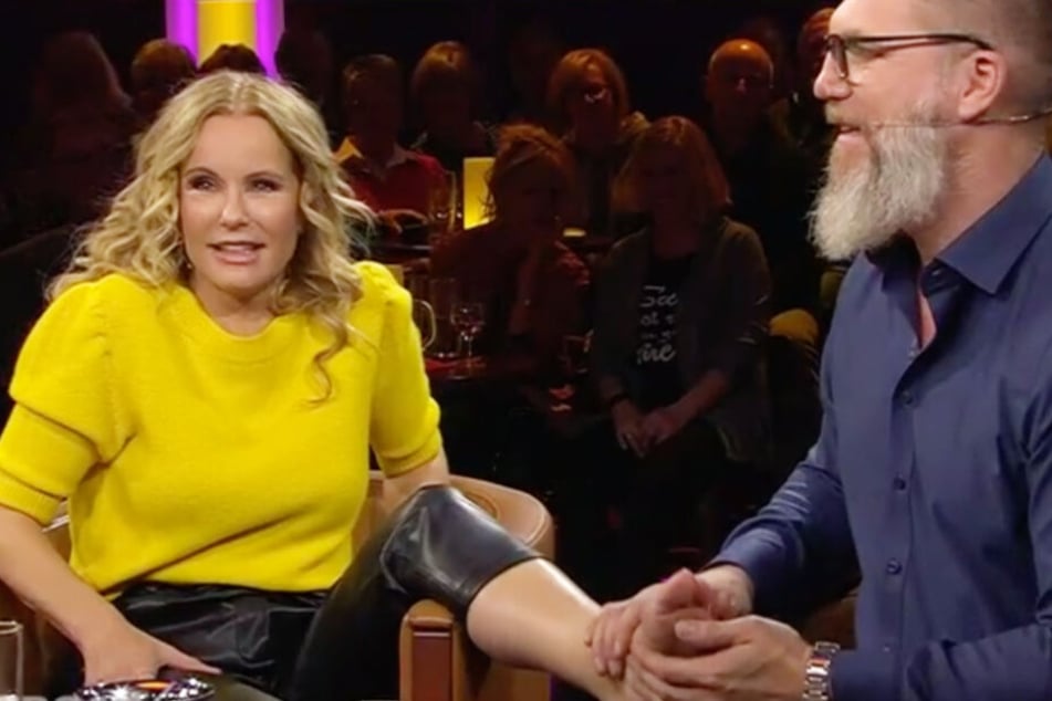 Moderatorin Katja Burkard (54) fackelte nicht lange und ließ ihre Füße in der Sendung "an die frische Luft".