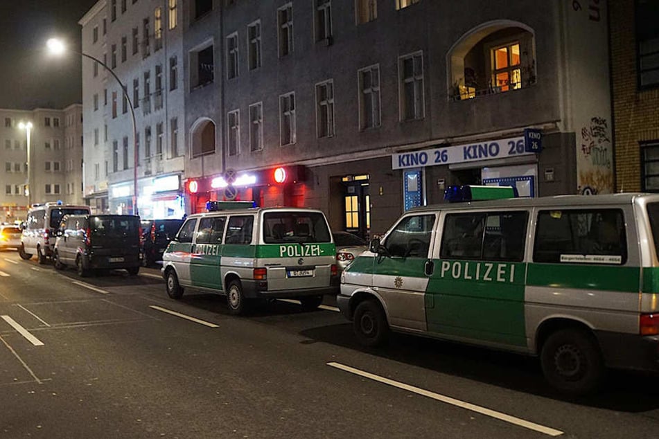 Einsatzfahrzeuge riegeln das Bordell in der Dominicusstraße ab.