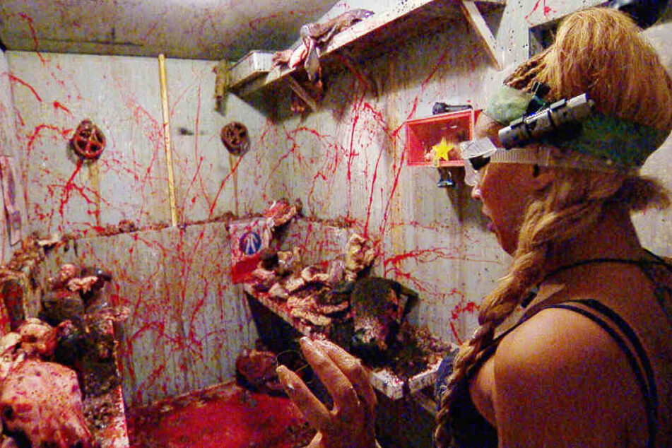 Sarah Joelle (28) musste sich durch eklige Tierkadaver wühlen: "Ich esse definitiv keine Tiere, denen ich in die Augen geguckt habe. Ich finde das ganz schlimm", sagte sie pampig.