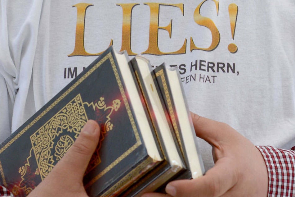Immer wieder bieten Salafisten den Koran auf belebten Plätzen in Großstädten an. (Symbolbild)