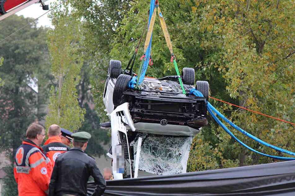 Rettungskräfte starren sichtlich geschockt auf den Wagen des 24-Jährigen.