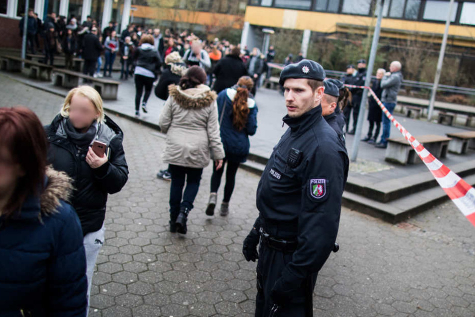 Die Polizei sicherte die Schule am Dienstag und kümmerte sich um die Schüler und Eltern.
