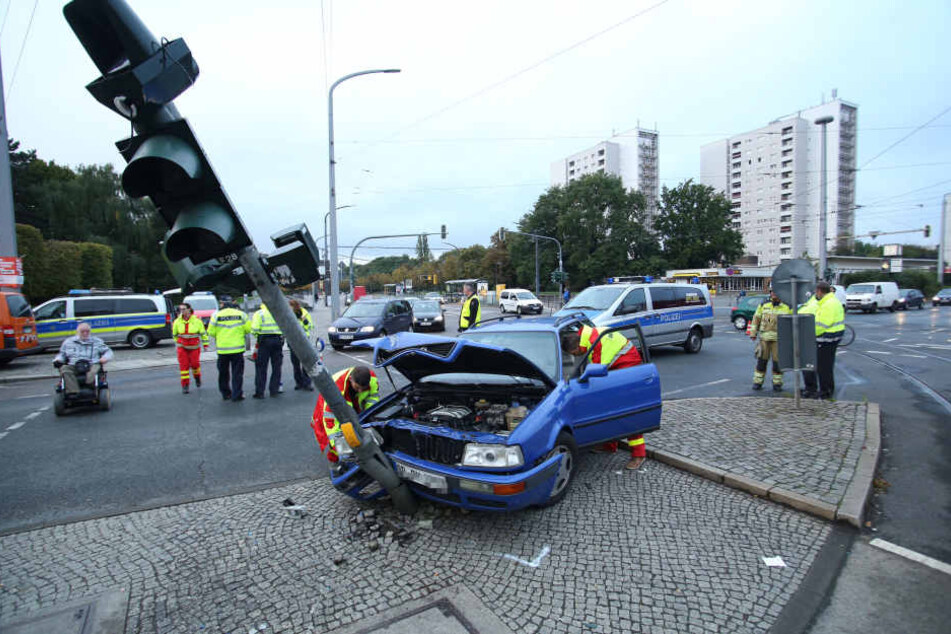 Ein Audi krachte am Straßburger Platz gegen eine Ampel.