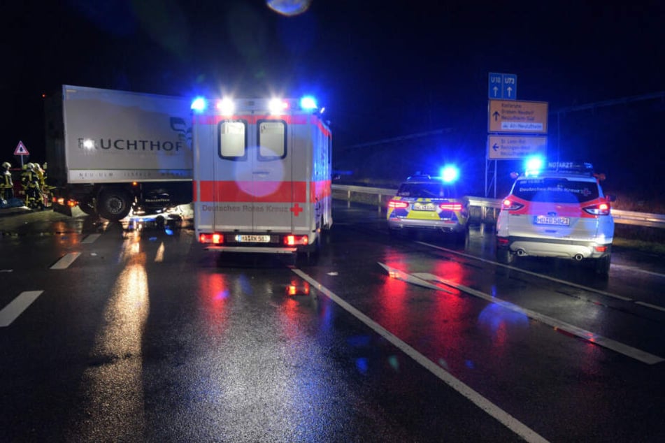 Drei Fahrzeuge des Rettungsdienstes, zwei Notärzte, sowie 16 Feuerwehrleute rückten zur Unfallstelle aus, die L560 musste über 5 Stunden voll gesperrt werden.