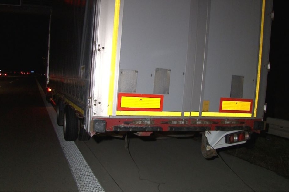 Auf der Autobahn 2 kam es in der Nacht zu einem Unfall zwischen einem Lkw und einem Pkw.