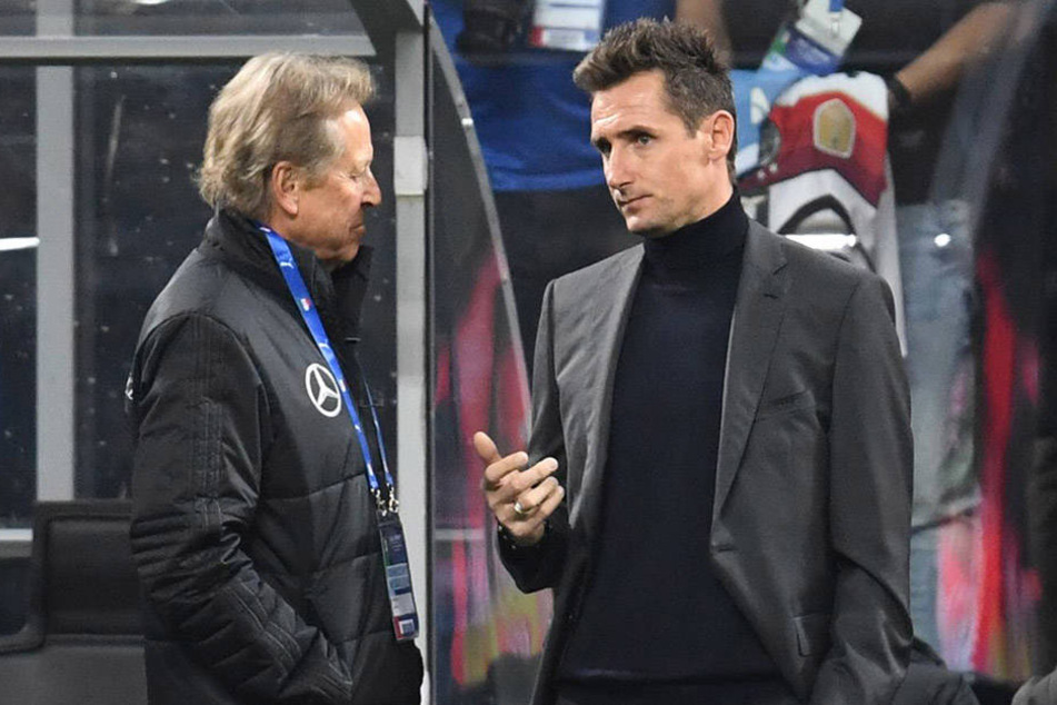 Auch die deutsche Fußball-Nationalmannschaft setzt auf die Dienste
des renommierten Physiotherapeuten Klaus Eder, hier am Rande des jüngsten
Italien-Länderspiels im Gespräch mit Miroslav Klose (r.).