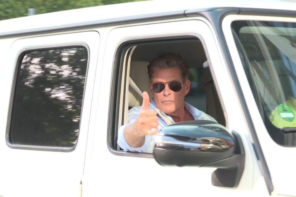 Daumen hoch! David Hasselhoff fuhren im fetten Geländewagen vor.