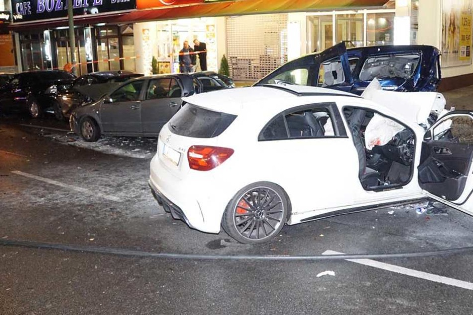 Der weiße Mercedes AMG A 45 knallte nahezu ungebremst in geparkte Autos.