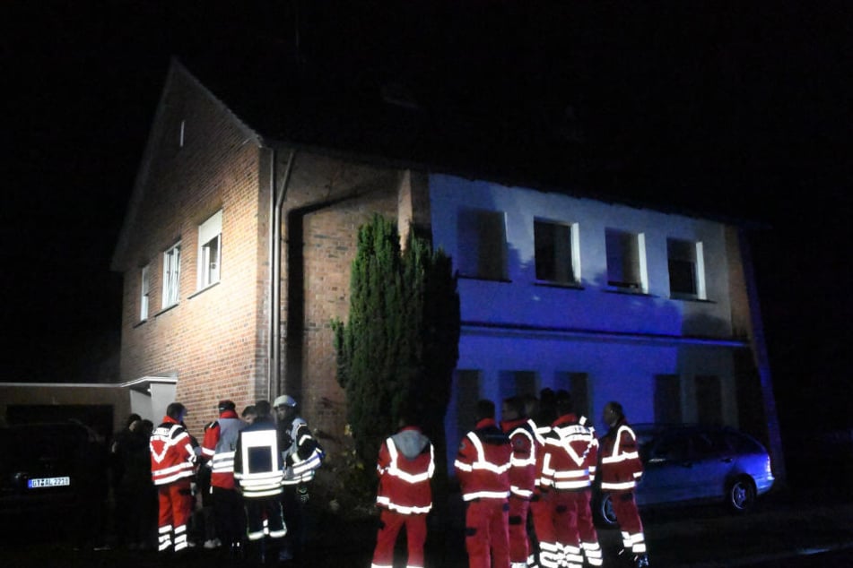 Die Einsatzkräfte mussten das gesamte Haus räumen.