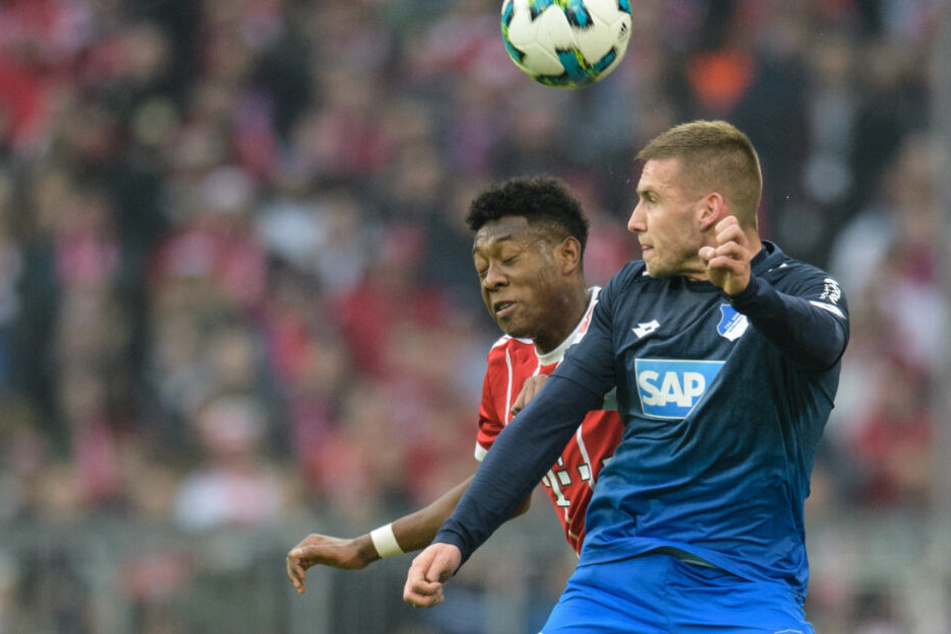 Das Hinspiel verlor die TSG mit 1:3 gegen die Bayern: Hoffenheims Pavel Kaderabek (r.) im Kopfballduell mit David Alaba (l.)