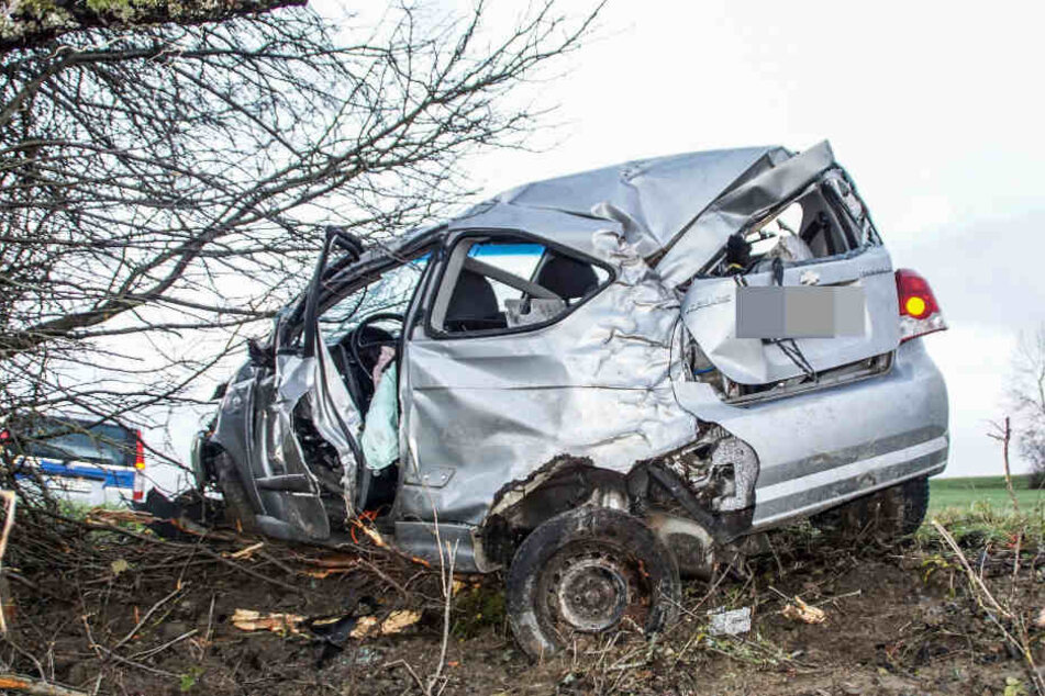 Der 63-jährige Fahrer dieses Autos ist bei dem Unfall lebensgefährlich verletzt worden.