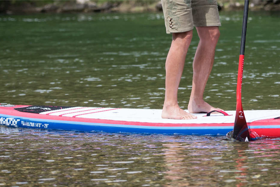 Die Wasserschutzpolizei geht davon aus, dass der gesuchte Stand-up-Paddler lebt (Symbolbild).
