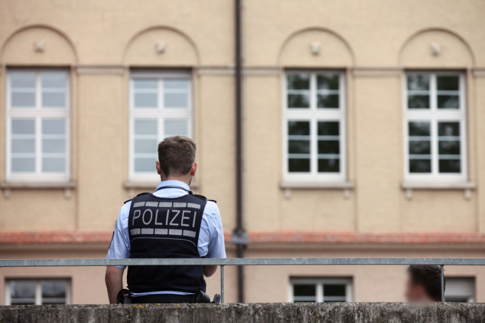 An einer Schule bei Kassel lösten randalierende Jugendliche einen Polizeieinsatz aus. (Symbolbild)