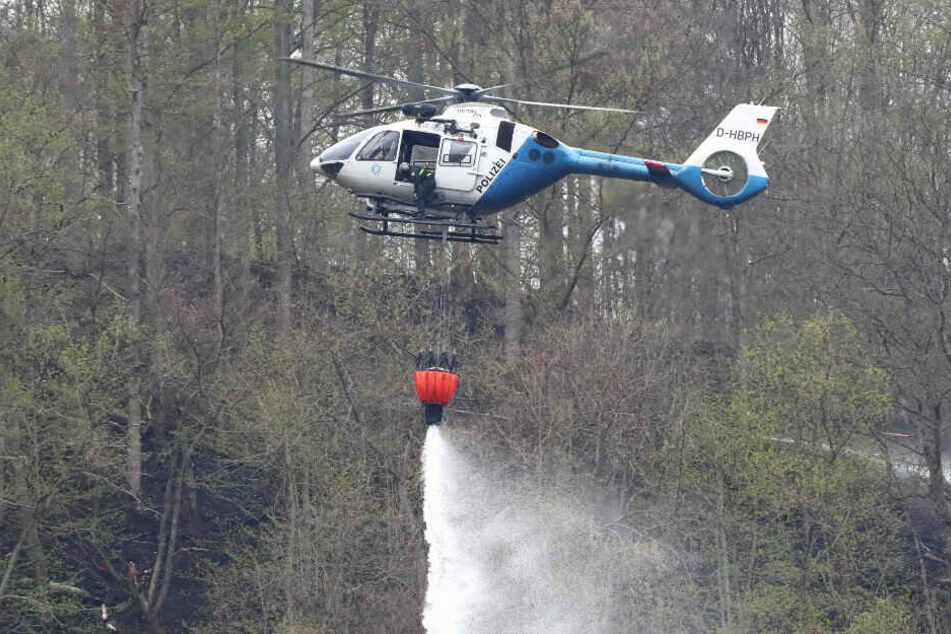 Hubschrauber bei der Bekämpfung eines Waldbrandes. (Archivbild)