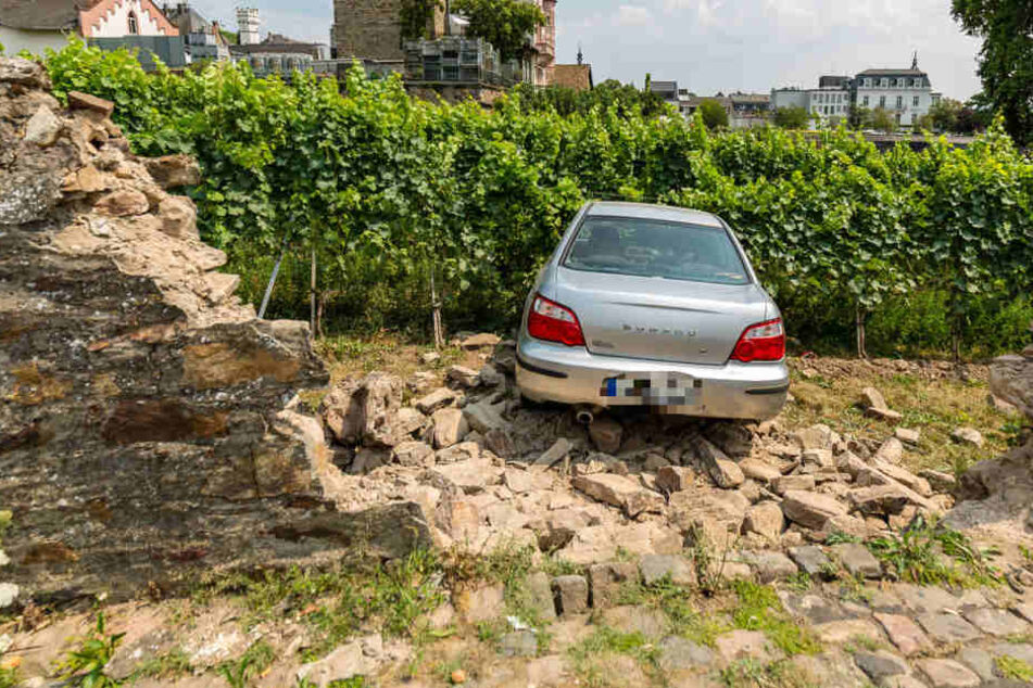 Rums: Der Wucht des Autos hielt die Mauer nicht stand.