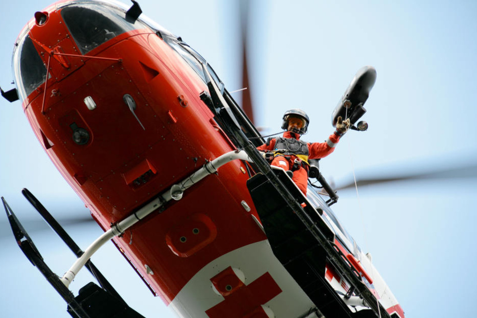 Ein Rettungshubschrauber war ebenfalls vor Ort. (Symbolbild)