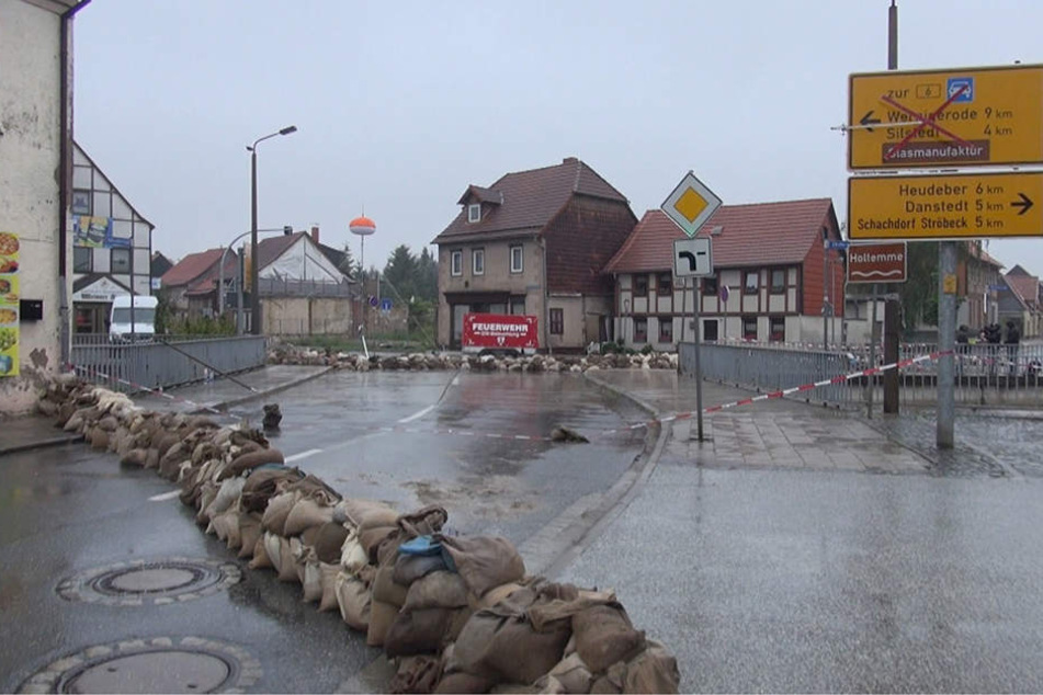In Derenburg hat die Feuerwehr die Ortsdurchfahrt mittlerweile gesperrt. Im Ort wurden Sandsäcke gestapelt und Deiche gebaut.