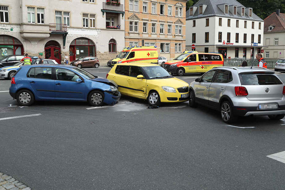 Drei Autos krachten am Nachmittag in Tharandt zusammen.