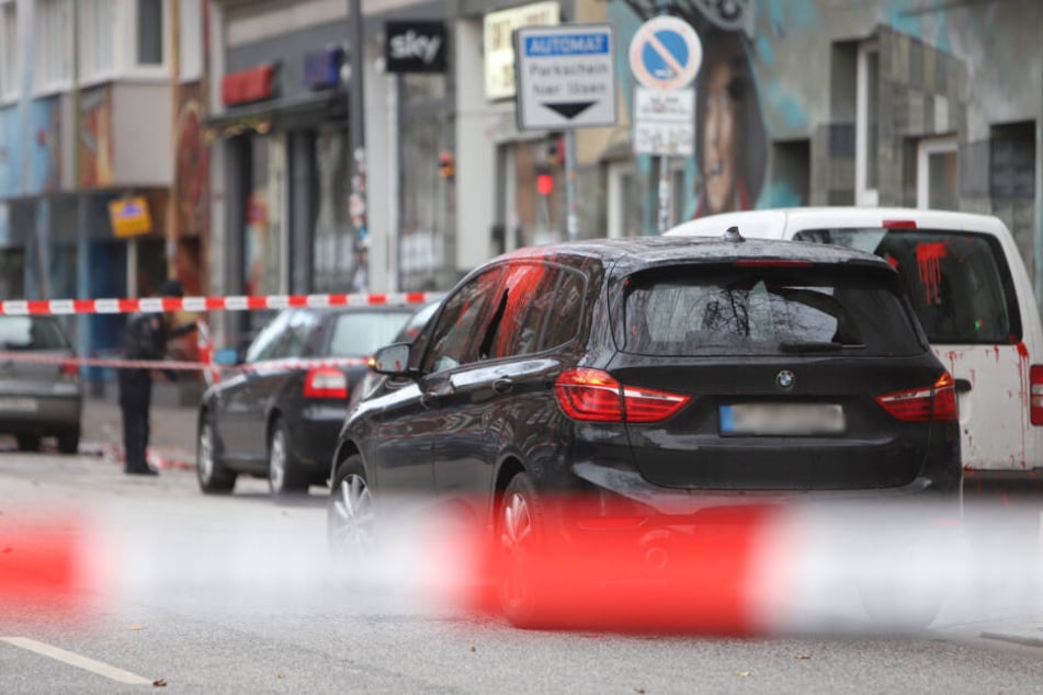 Die Scheibe des Autos wurde zerschlagen, Farbe zierte die Fahrerseite.