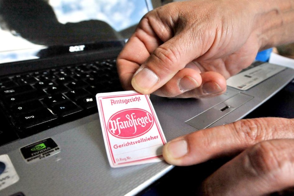 Als der Gerichtsvollzieher gehen wollte tauchte plötzlich der Schuldner auf. (Symbolbild)