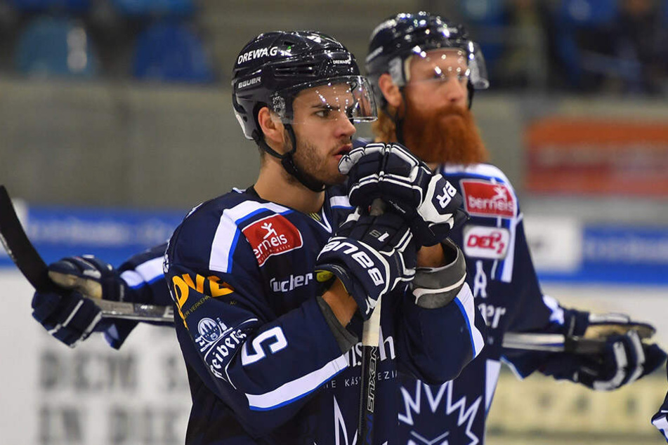 Sebastian Zauner (v.) haderte mit der Offensiv-Power der Eislöwen im vierten Viertelfinal-Spiel.