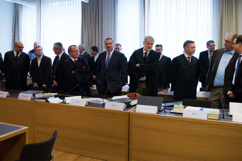 Die sechs Ex-Manager mit ihren insgesamt zwölf Verteidigern.