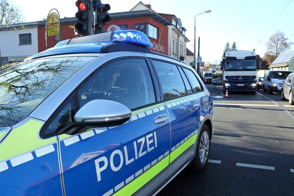 Die Frau wurde von dem Mercedes-Laster (hinten) erfasst. Die Polizei sicherte die Unfallstelle.