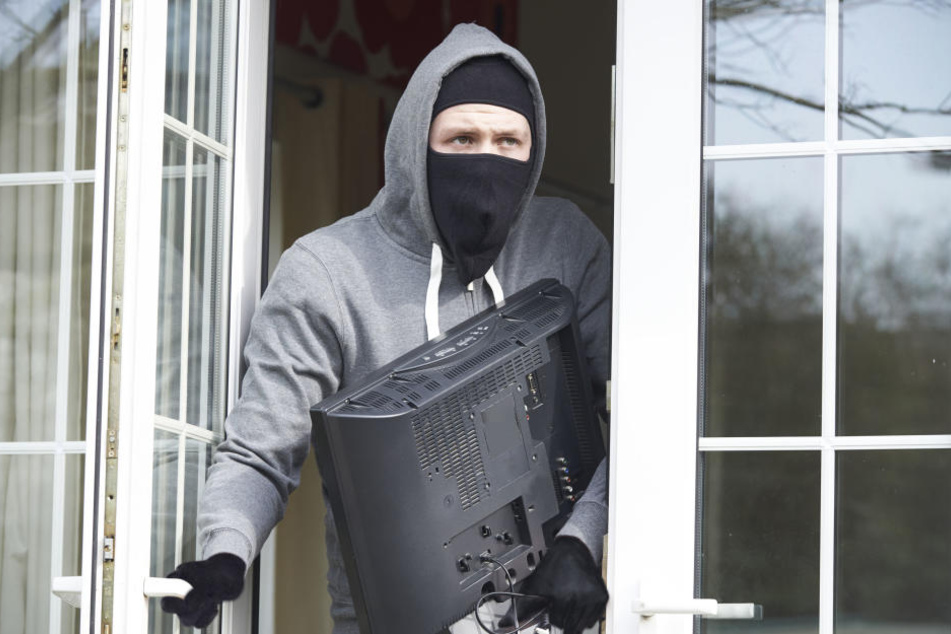 Offene Fenster und Türen sind eine Einladung für Diebe.