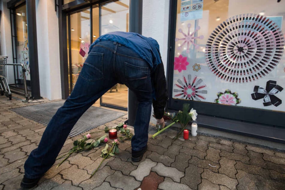 Trauernde legten Blumen ab und zündeten Kerzen an. 