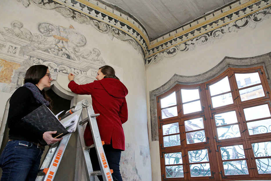 Die Restauratorinnen Marie Heyer (r.) und Daniela Arnold arbeiten an einer
Cranach-Wandmalerei in der Spiegelstube im berühmten Großen Wendelstein.