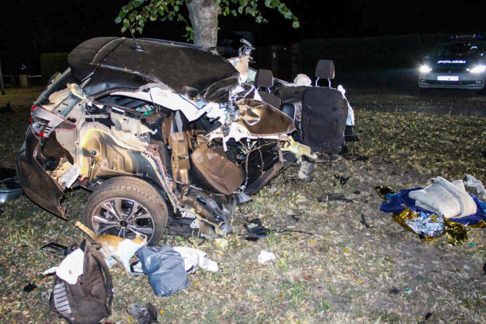 Nur noch wenig erinnert an einen Ford. Die Trümmer liegen in mehreren Meter Umkreis verstreut