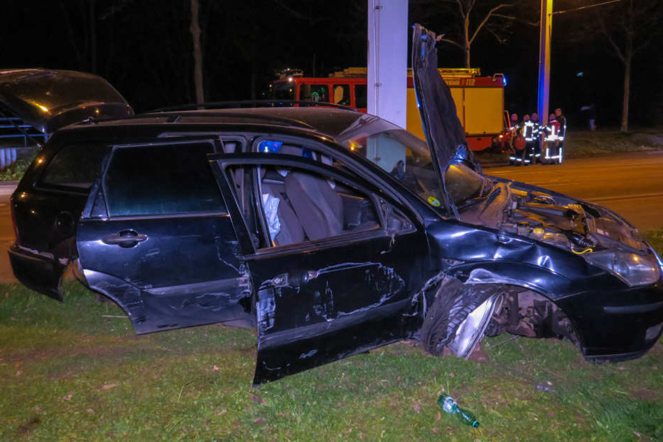 Das Auto prallte gegen Stahlmasten.