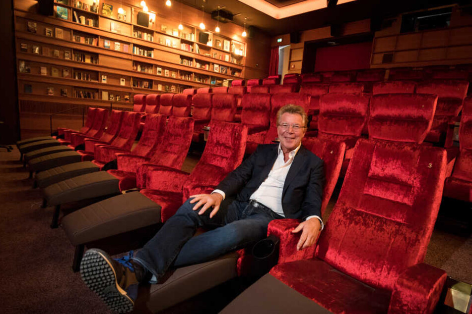 Hans-Joachim Flebbe, Gründer der Astor-Filmkette, sitzt im Clubkino der Astor Film Lounge.