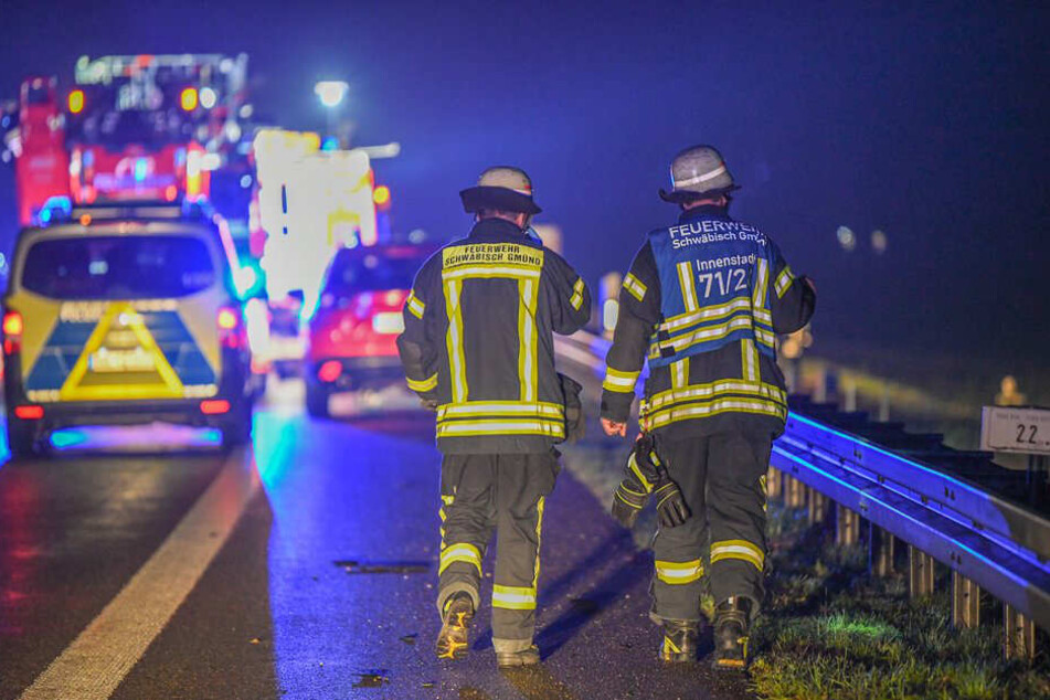 Einsatzkräfte an der Unfallstelle.