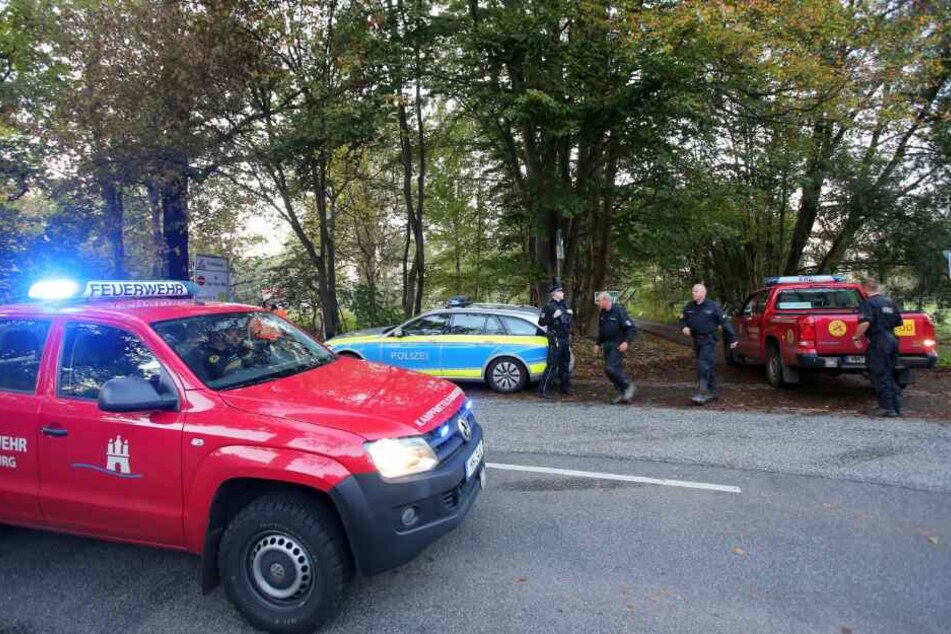 Einsatzkräfte stehen an der Zufahrt zu einem Gebiet, in dem eine Weltkriegsbombe gefunden wurde.