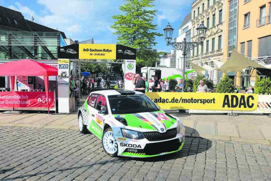 Bleifuß garantiert: Mit Vollgas zirkelten die Rallyepiloten ihre Autos
gestern Abend durch den Zwickauer Stadtkurs.