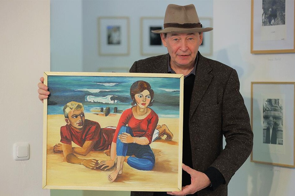 Vorzeigestück: Galerist Holger John und eine Originalversion von „Paar am Strand“, in Öl auf Pappe gebannt durch Kult-Maler Walter Womacka.