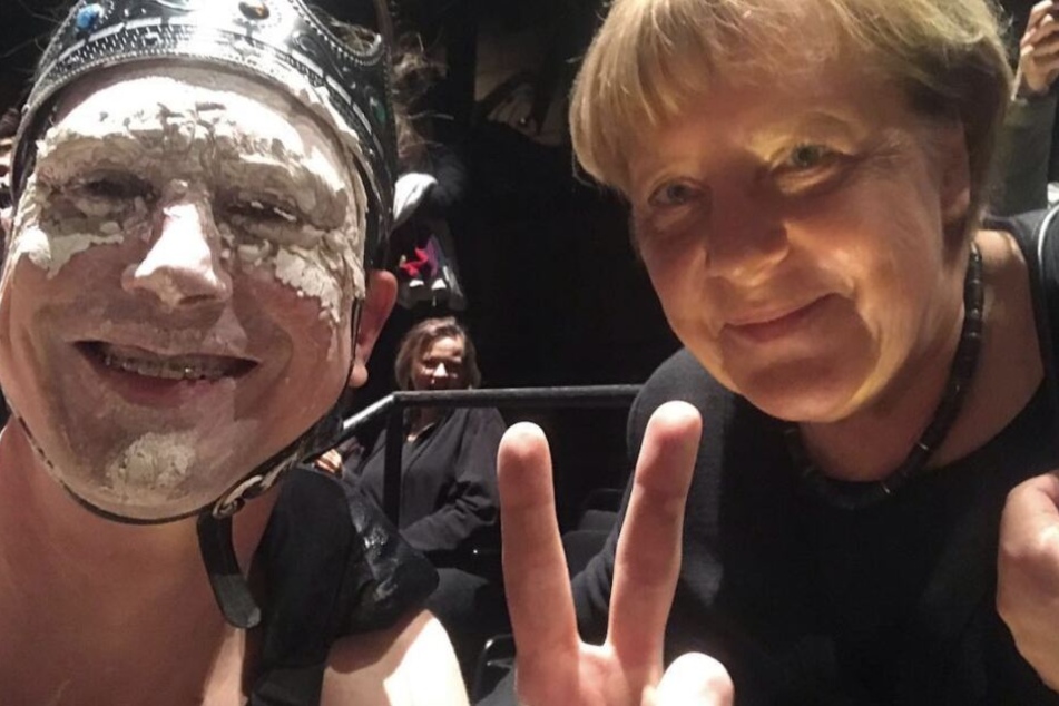 Mit Peace-Zeichen und in Maske holt sich Eidinger sein Merkel-Selfie!