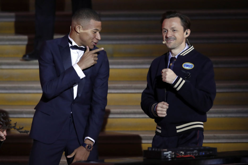 DJ Martin Solveig (re.) mit Frankreichs Top-Fußballstar Kalian Mbappé auf der Bühne beim Ballon d'Or in Paris.