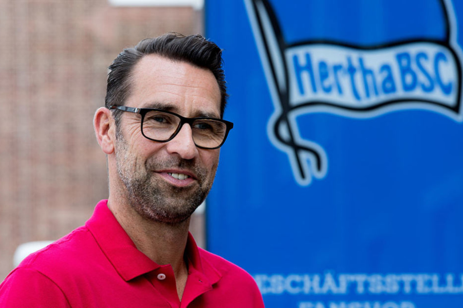 Hertha-Manager Michael Preetz freut sich über das Heimspiel, mit den Fans an der Seite der Mannschaft.